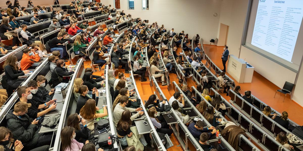 A 2024/25-ös tanévben még 328,5 ezer hallgató járt egyetemre 