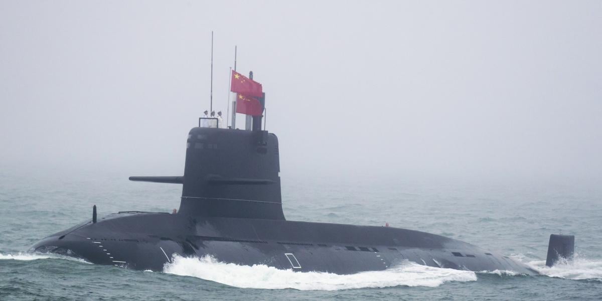 A Kínai Népi Felszabadító Hadsereg haditengerészetének Great Wall 236-os tengeralattjárója, kelet-kínai Shandong tartományban, Csingtao közelében, 2019. április 23-án