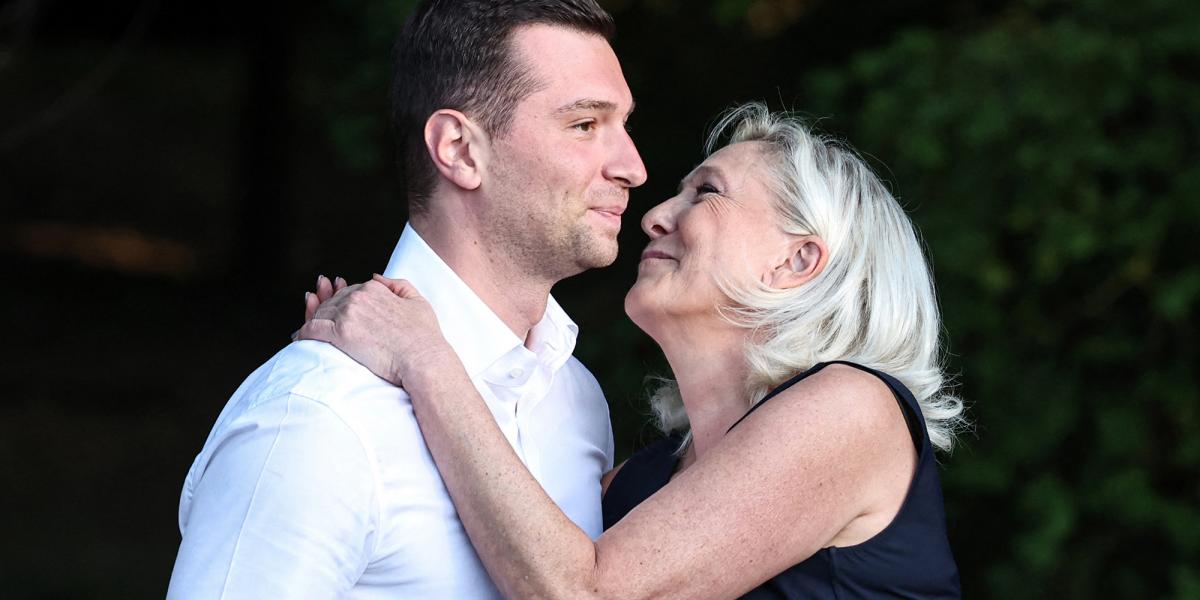 A szélsőjobboldali Nemzeti Tömörülés elnöke, Jordan Bardella és a párt parlamenti frakciójának vezetője, köztársasági elnök jelöltje Marine Le Pen a szervezet rendezvényén az észak-franciaországi Lievinben. Marine Le Pen utalt arra, hogy félreáll, ha kell