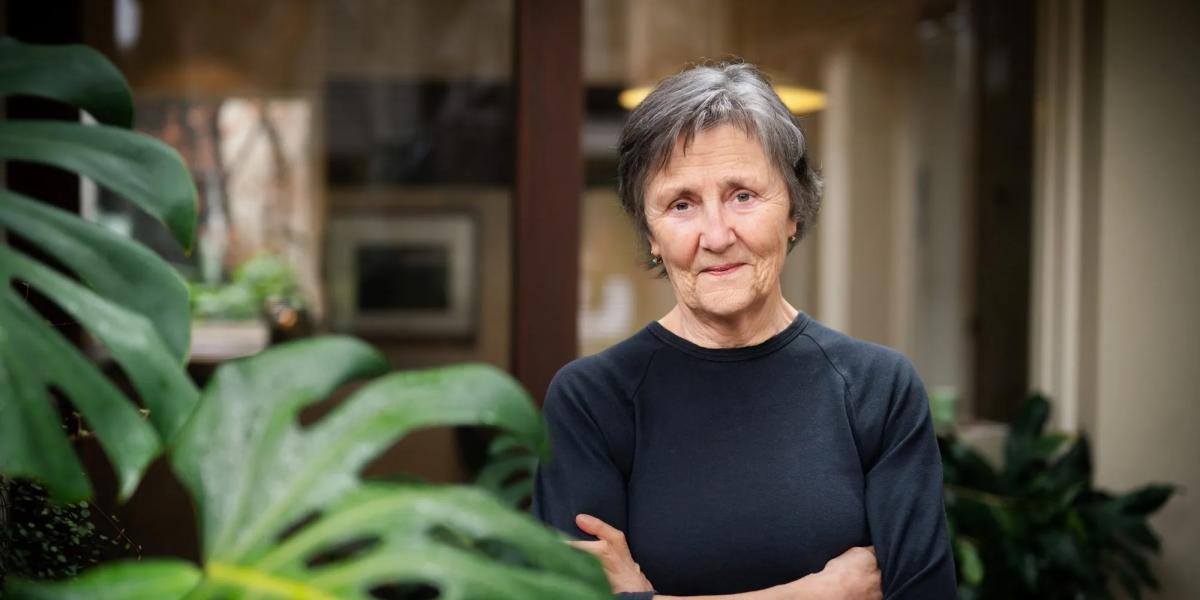 Helen Garner eddigi alkotásainak sorában A fájdalom háza már a harmadik, amelyik a tényirodalom sokszínű műfajának sajátos változatát képviseli
Helen Garner alakábrázoló kvalitásait jelzi, hogy – részben az újságírói-riporteri hagyomány legjavát követve