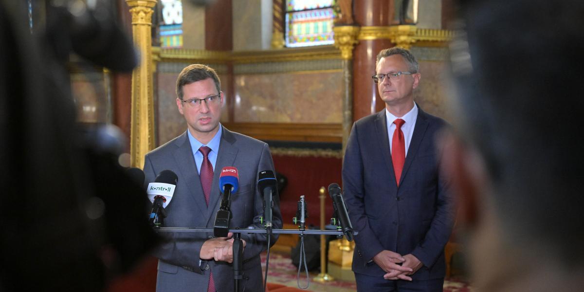 Gulyás Gergely, a Fidesz frakcióvezetője és Rétvári Bence, a KDNP képviselőcsoportjának vezetője „Stop Önkény” címmel tart sajtótájékoztatót az Országház Piros társalgójában 2026. július 6-án