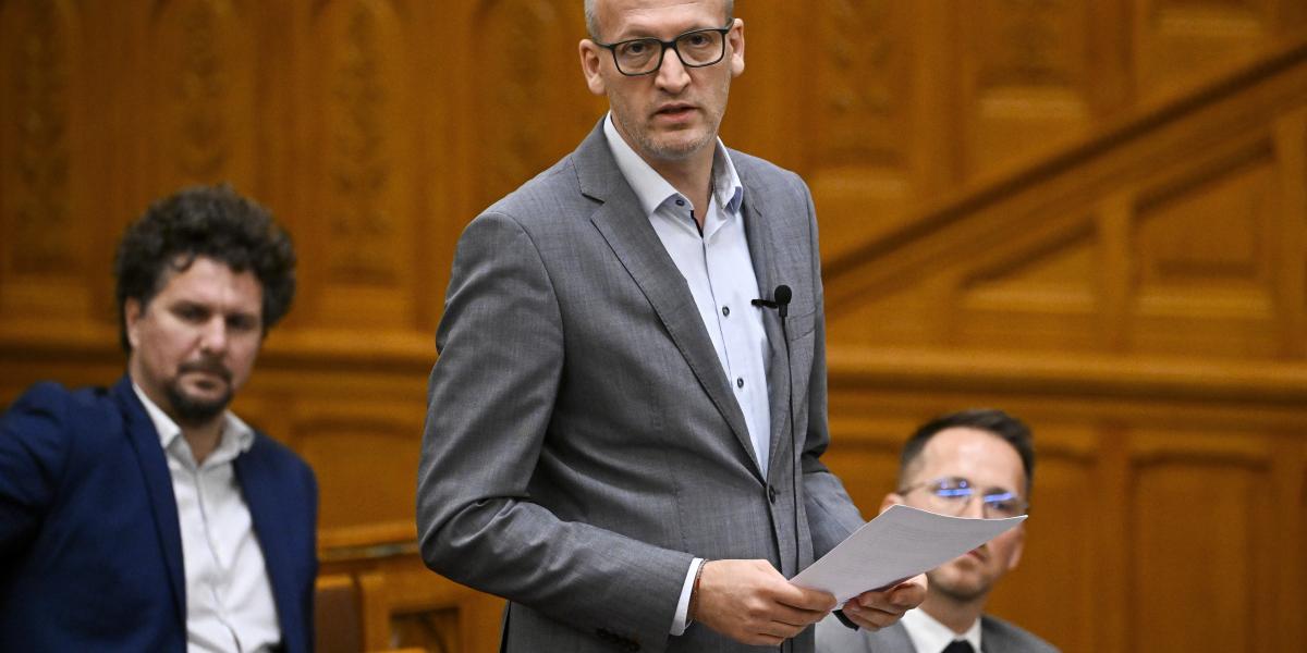 Tarr Zoltán társadalmi kapcsolatokért és kultúráért felelős miniszter felszólal a T. Házban