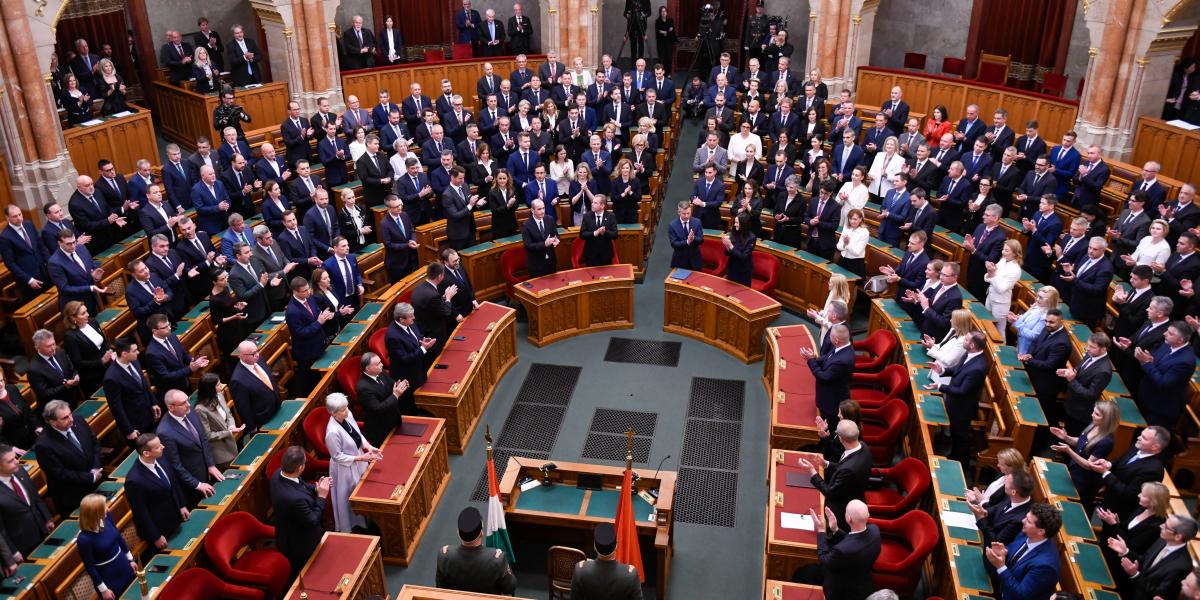 A Tisza-kormány tagjai leteszik az esküt a Parlamentben 2026. május 12-én