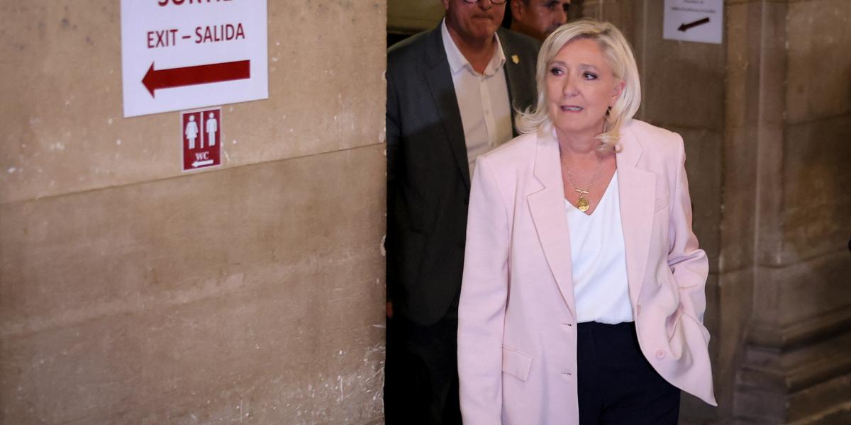 Marine Le Pen, a szélsőjobboldali Rassemblement National parlamenti csoport elnöke megérkezik a Párizsi Fellebbviteli Bíróságra, 2026. július 7-én
