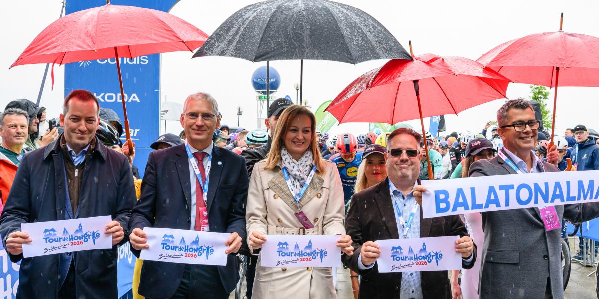 Ésik Róbert (balról az első) a 47. Tour de Hongrie országúti kerékpáros körverseny ötödik, 147 kilométeres Balatonalmádi - Veszprém közötti szakaszának rajtjánál Balatonalmádiban 2026. május 17-én