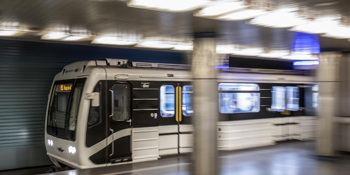 Már az első tárgyalási napon órákon át sorolták a metrókocsik hibáit a gyorsan kopó gömbtányértól a csúszásgátló rendszer hibáján, a 180 kilós invertereket tartószerkezetén lévő repedéseken át a korrózióig