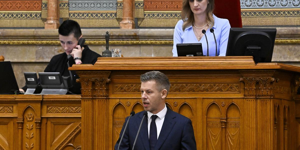 Magyar Péter miniszterelnök napirend előtt szólal fel az Országgyűlés rendkívüli ülésén
