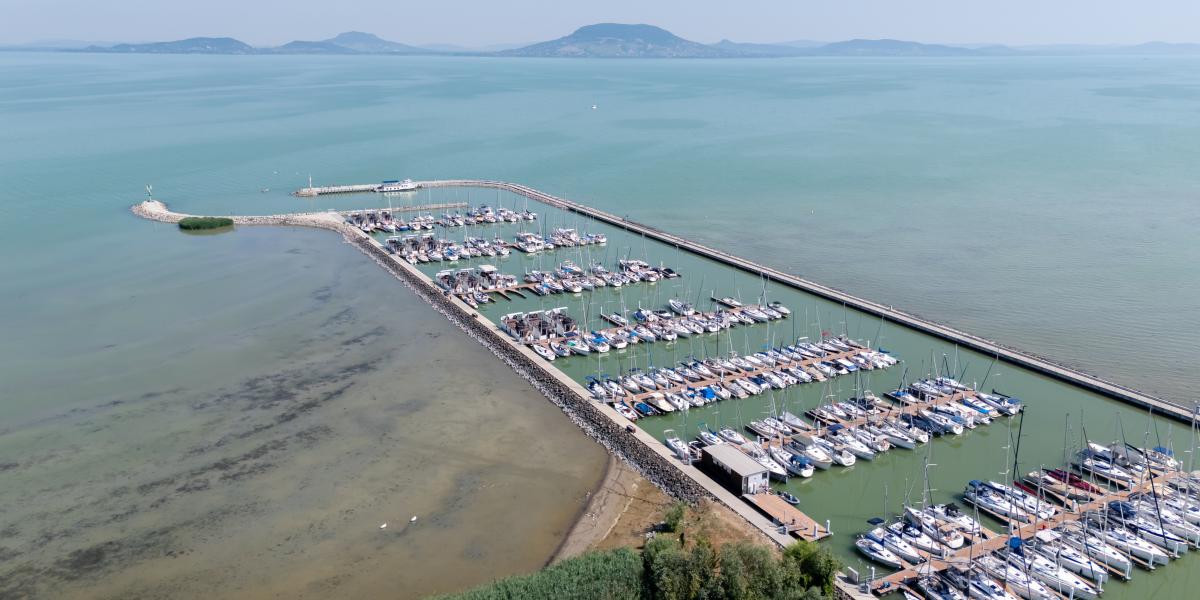 A vitorláskikötő alacsony vízállásnál Balatonfenyvesnél 2026. június 29-én.