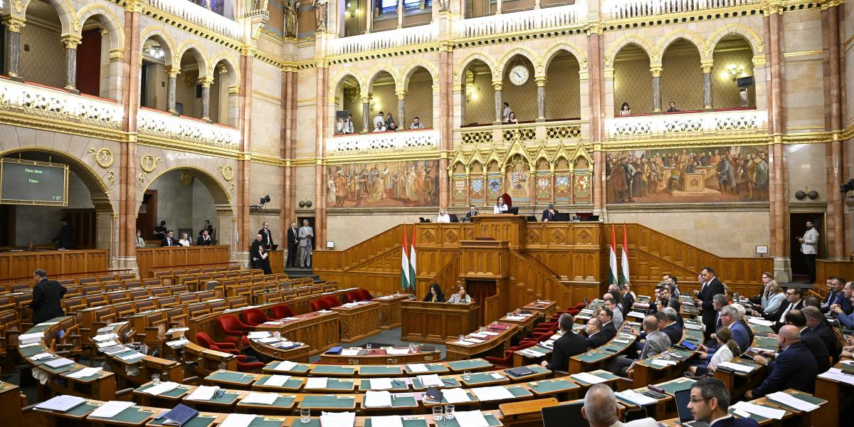 Illusztráció: Az Országgyűlés rendkívüli ülésén július 14-én 