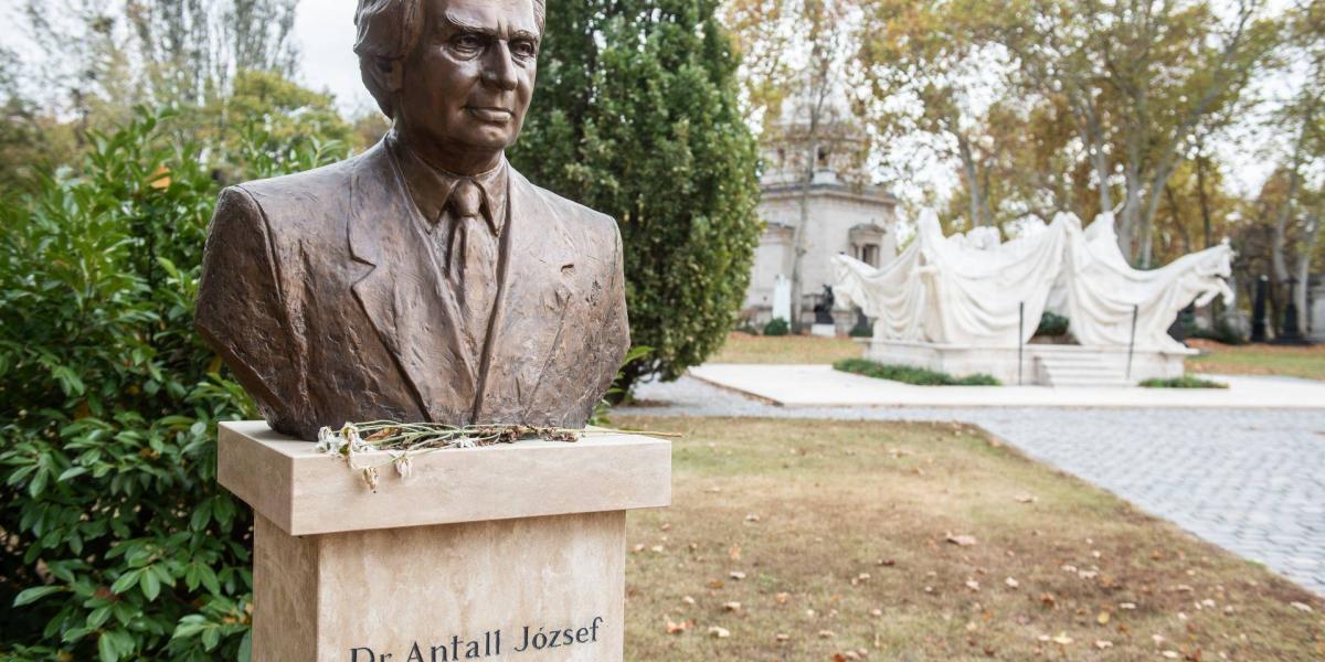 Antall József szobra és síremléke a Fiumei úti Nemzeti Sírkertben