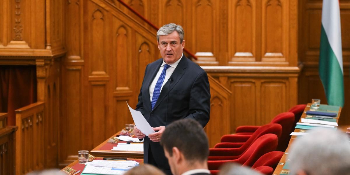 Kapitány István, mint előterjesztő felszólal Magyarország Helyreállítási és ellenállóképességi tervében szereplő energetikai tárgyú vállalások teljesítéséhez szükséges törvények módosításáról szóló vitában az Országgyűlés rendkívüli ülésén július 14-én 

