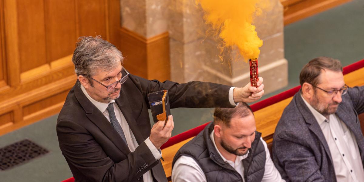 Illusztráció: Hadházy Ákos füstgyertyás akciója az Országgyűlésben 2025. március 8-án 