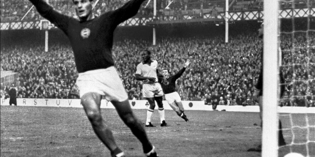 A zseniális Farkas Jancsi, a legendás második gól szerzője ünnepel, volt mit: ez a világbajnokságok legnagyobb góljainak egyike