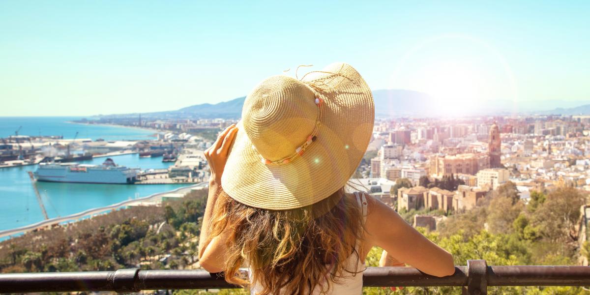 Elképzelem őt Malaga napfényes utcáin, a tenger szelíd hullámai előtt
