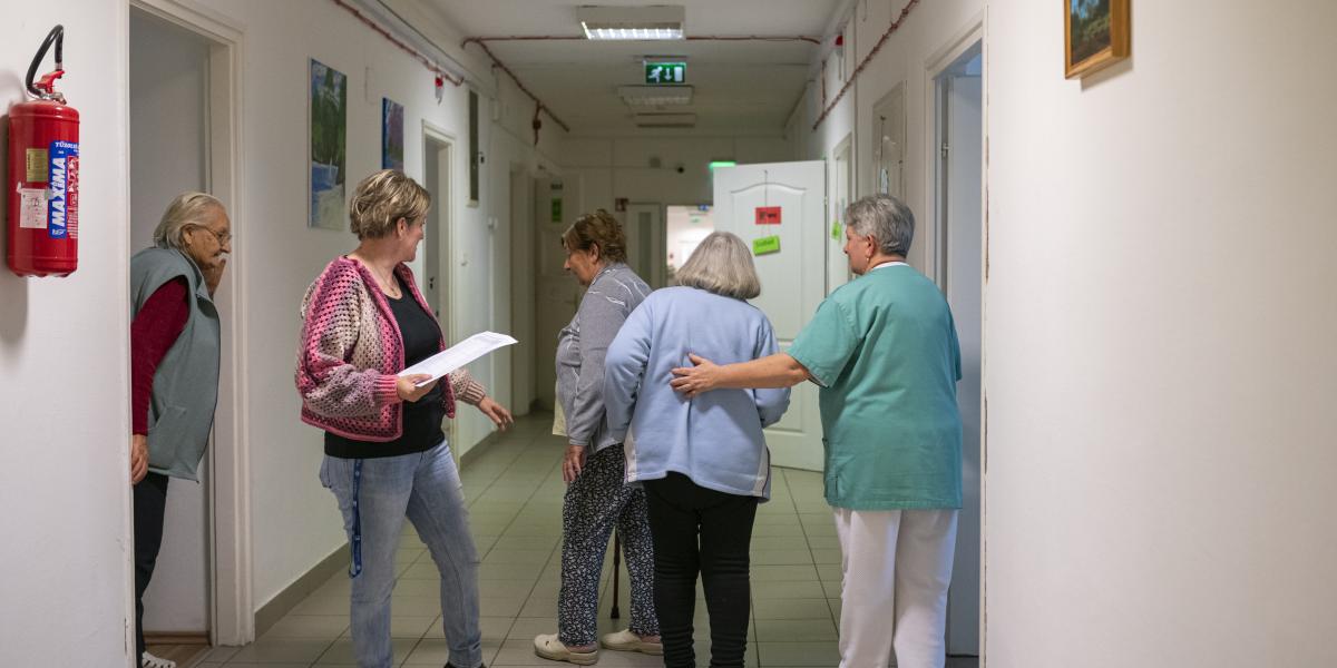 Azonnali, június 1-ig visszamenőleges hatályú 25 százalékos béremelést javasol a szociális szférában a Magyar Családsegítő és Gyermekjóléti Szolgálatok Országos Egyesülete valamint a Szociális Munkások Magyarországi Egyesülete