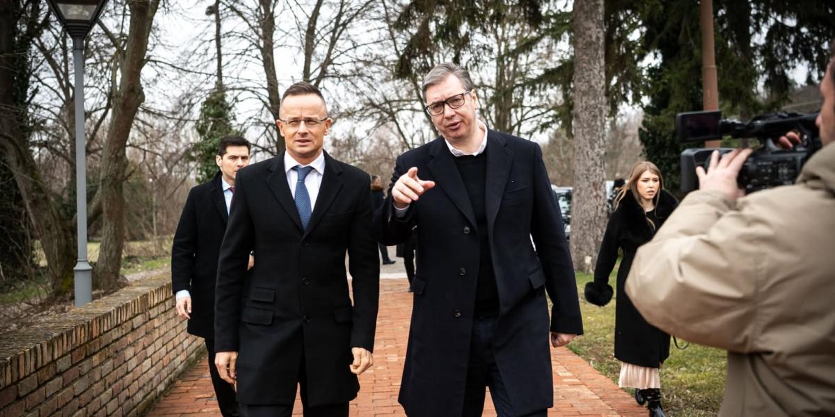 A bukott magyar külügyminiszter és a szerb elnök sétálgatnak