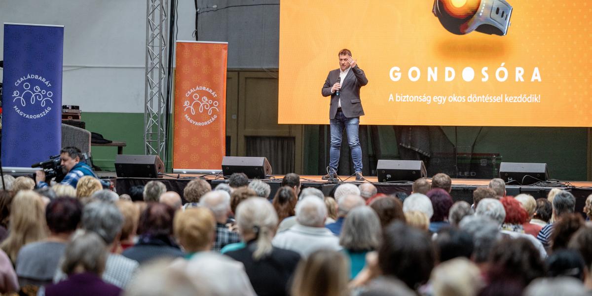 Juhász Roland, a Gondosóra program felügyeletéért és megvalósításáért felelős Kormányzati Szolgáltató Központ Nonprofit Kft. ügyvezetője beszédet mond Szerencsen február 15-én 