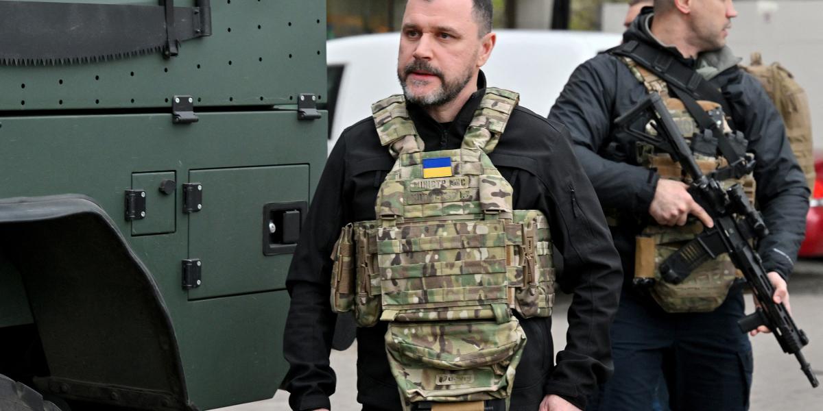Ihor Klimenko belügyminiszter egy április 18-i kijevi fegyveres támadás színhelyén. Zelenszkij elnök pénteken őt nevezte ki az Ukrán Nemzetbiztonsági és Védelmi Tanács élére