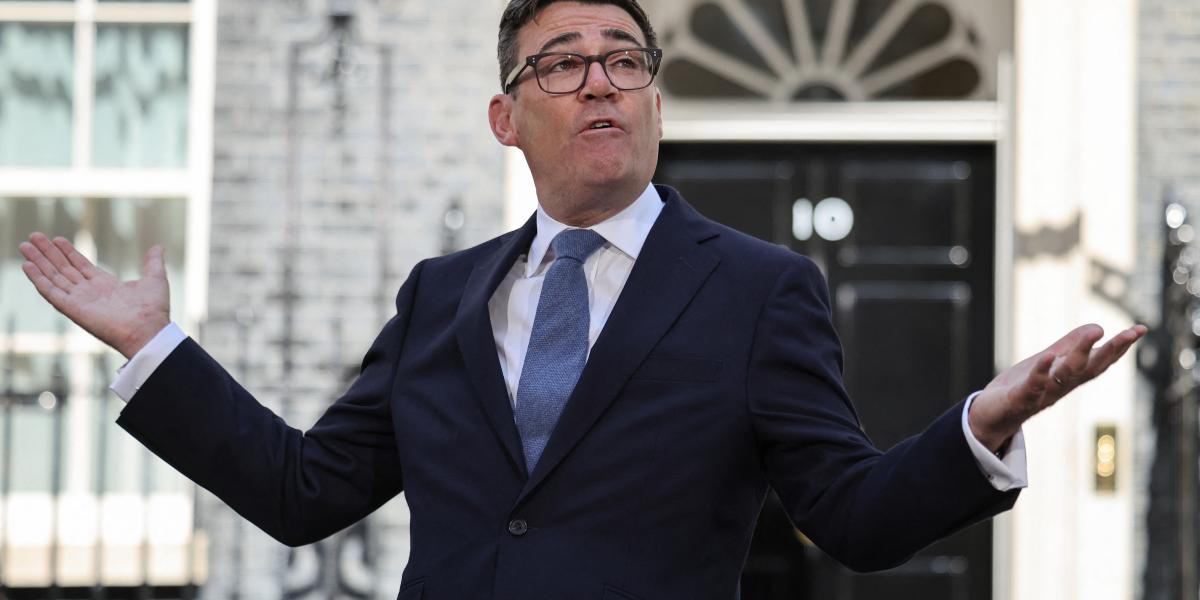 Andy Burnham hétfőn a brit miniszterelnöki rezidencia, a londoni Downing Street 10. előtt