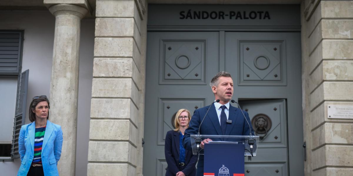Magyar Péter a Sándor-palota előtt 2026. június 1-jén