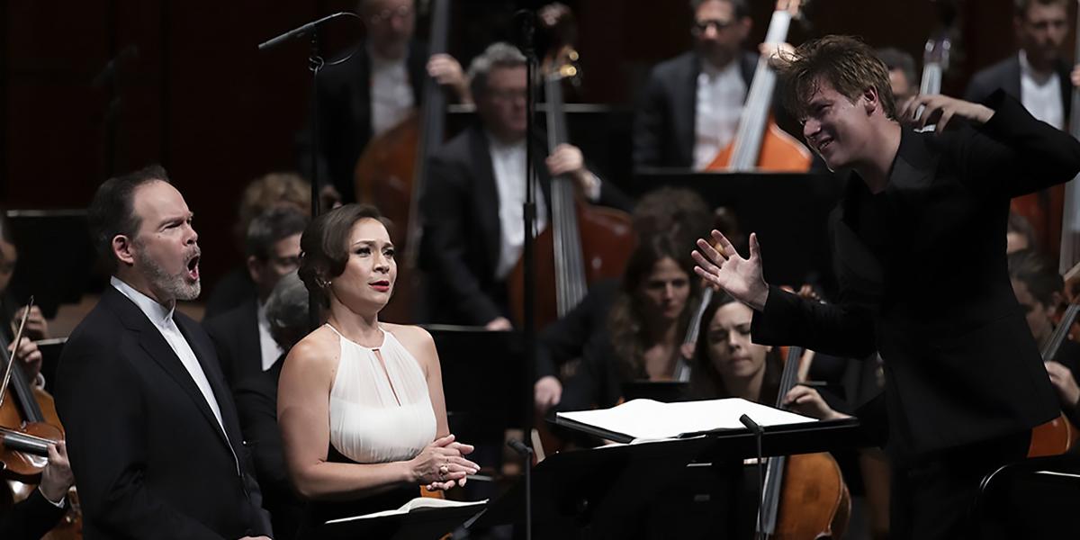 A harmincéves finn karmester, Klaus Mäkelä és a Orchestre de Paris között hibátlan az összhang. Az általa felszabadított hangzás azonban időnként éppen azt a két embert fedte el, akiknek a belső történetét elbeszélte, ami elsősorban az elrendezésből követ