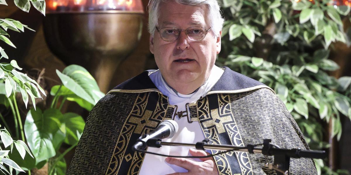 Osztie Zoltán. Máté-Tóth András teológusként azt érzékeli, hogy a keresztény tanításnak egy túlságosan direkt, megalapozatlan, felszínes és indulatokkal telített felhasználásáról van szó