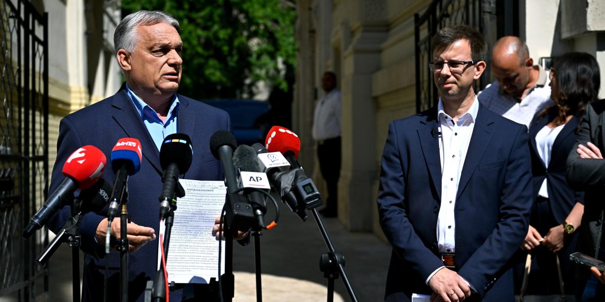 Illusztráció: Orbán Viktor és Bóka János, a Fidesz  új parlamenti frakcióvezetője sajtótájékoztatót tart a Fidesz-székház előtt július 22-én 
MTI/Hegedüs Róbert 