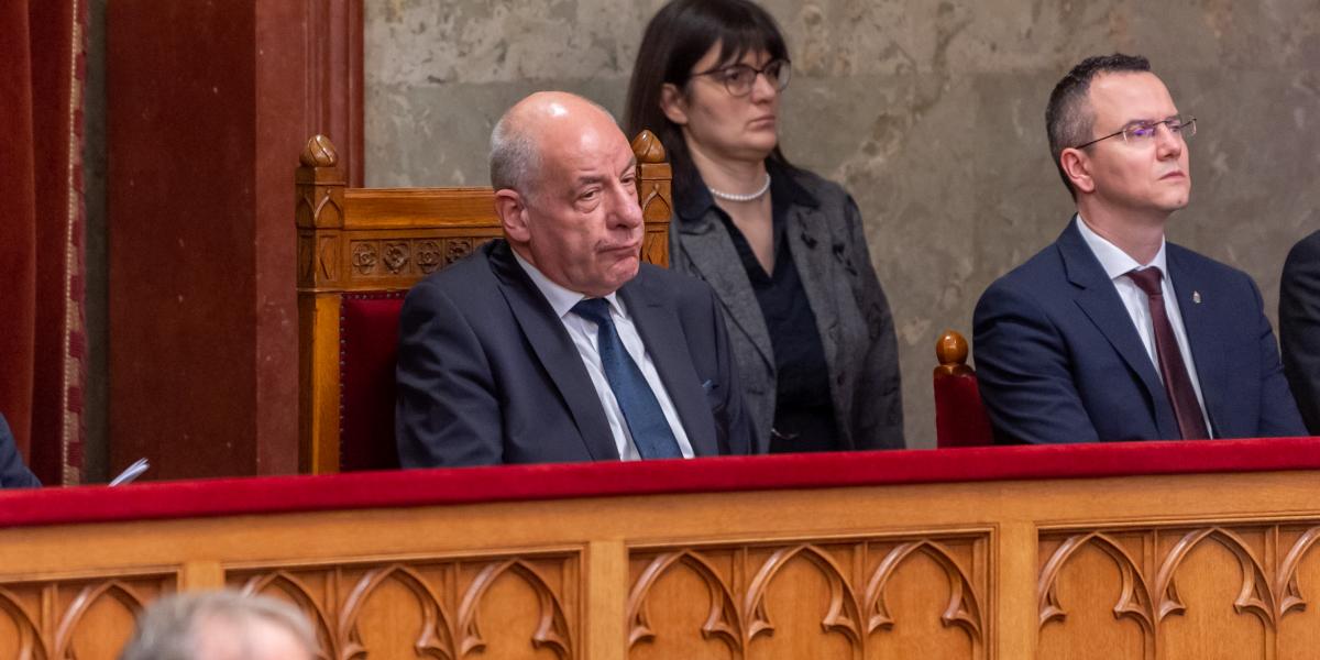 Sulyok Tamás az Országgyűlés alakuló ülésén szomorkodik. Itt még államfő volt
