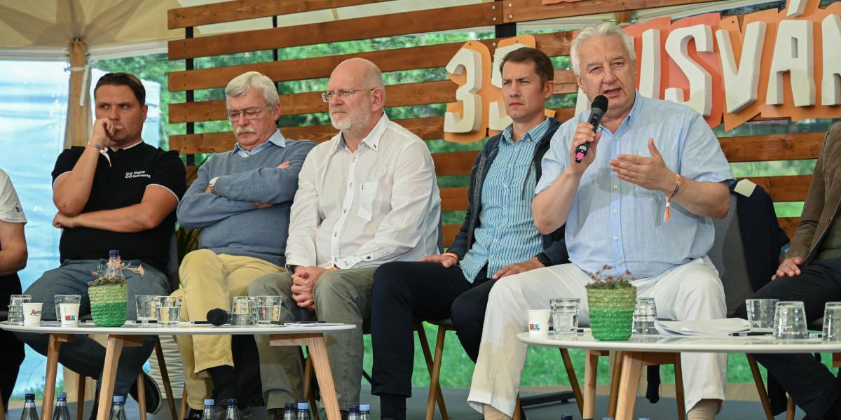 Semjén Zsolt (jobbra) a Merre vigyük végzetünk? című nemzetpolitikai kerekasztal panelbeszélgetésen Tusványoson július 24-én 
