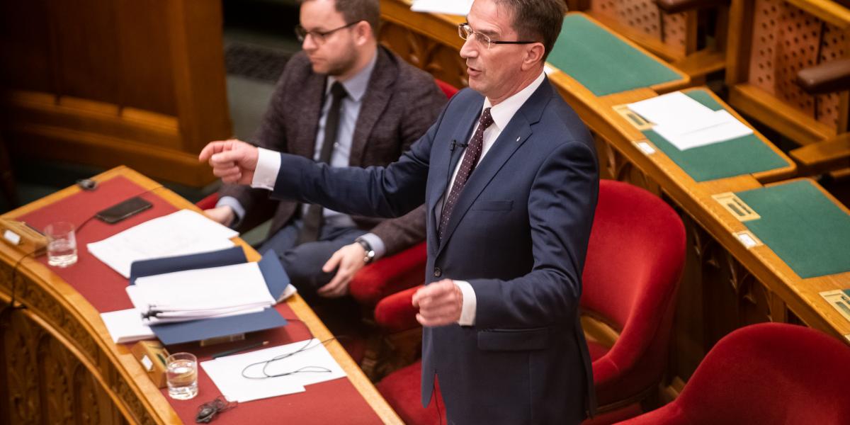 Völner Pál igazságügyi államtitkár titkosszolgálati lehallgatásokat engedélyezhetett, miközben őt magát bírói engedéllyel hallgatták le büntetőeljárásban.