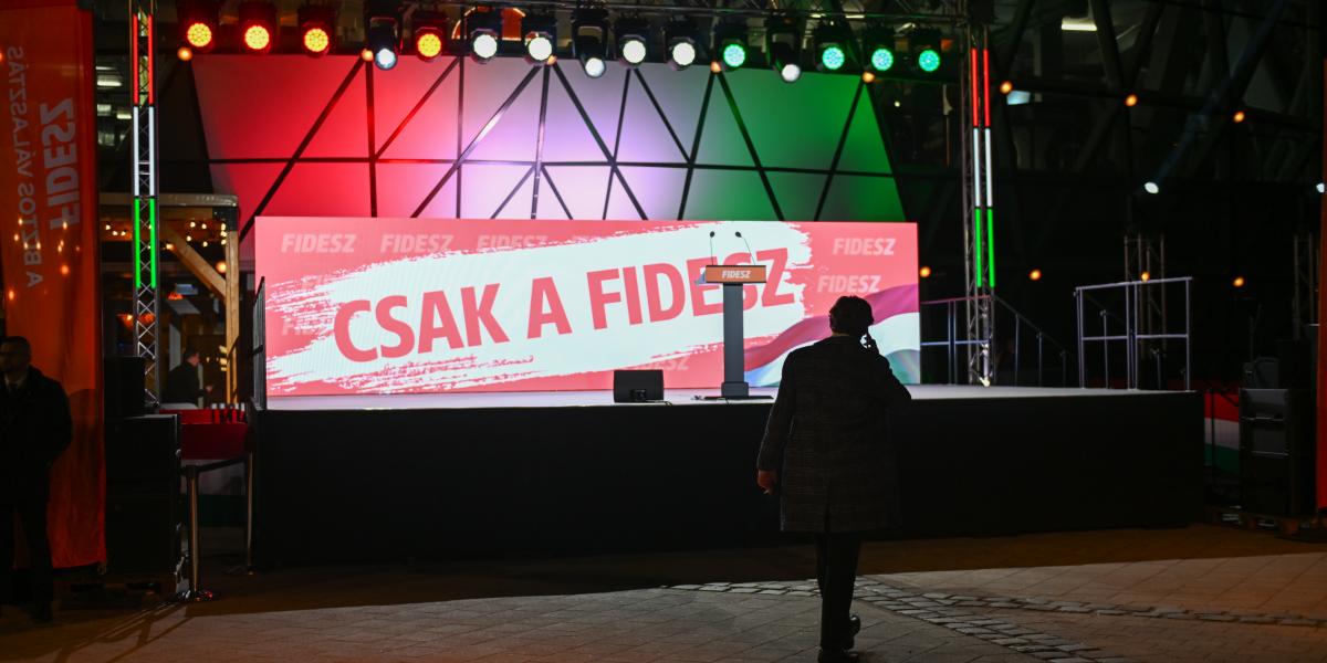 Fideszes jelszó nemzeti színű háttérrel 2026. április 12-én