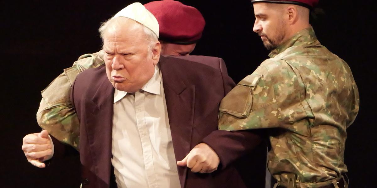 Júdás és az őt lefogó segédtisztek (Középen Júdásként Kárp György és körülötte Papp Attila, Hajós Szilárd)