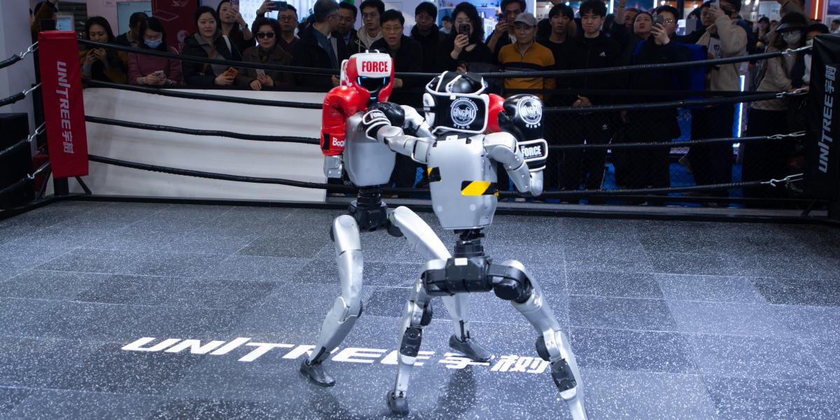 Boxoló humanoid robotok a shanghai AWE vásáron márciusban az Unitree bemutatóján