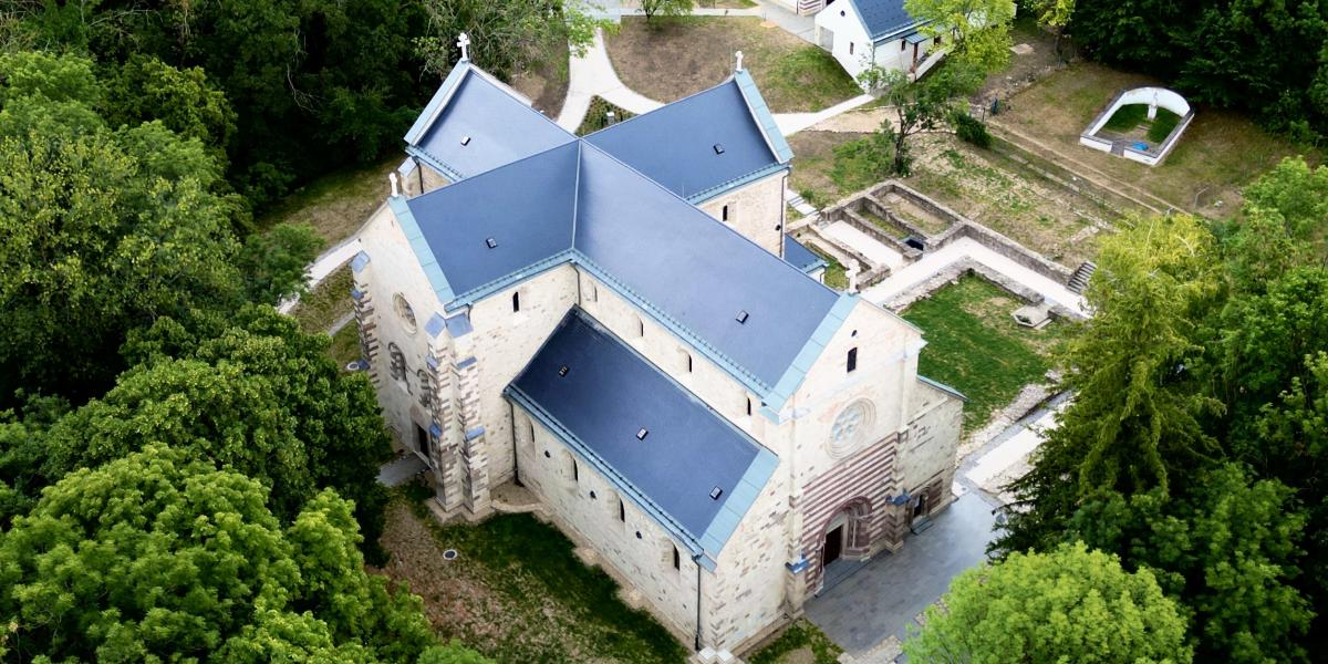 Ez az egyetlen olyan középkori ciszterci apátsági templomunk, amely szinte teljes épségében fennmaradt