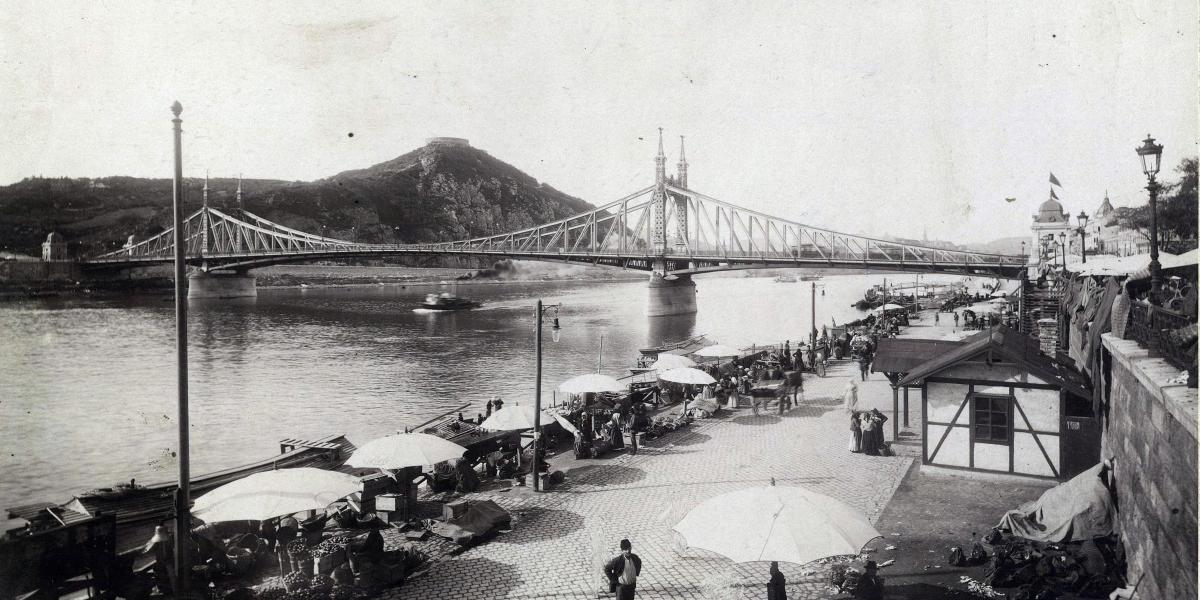 Piac a pesti alsó rakparton a Fővám térnél, szemben a Szabadság (Ferenc József) híd. A felvétel 1900 körül készült.