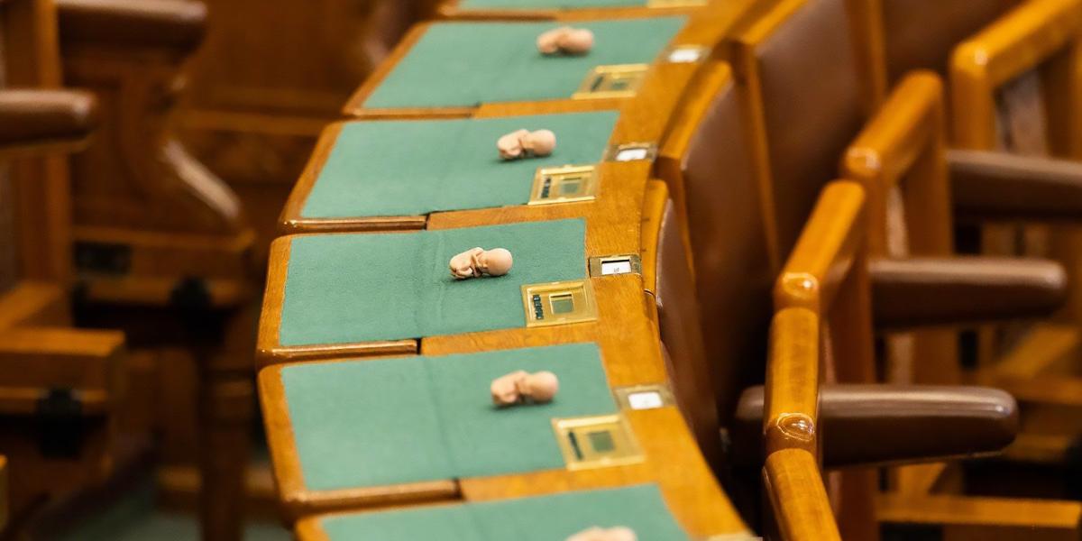 Műanyag magzatok a képviselők asztalain a parlamenti ülés kezdete előtt 2026. július 6-án