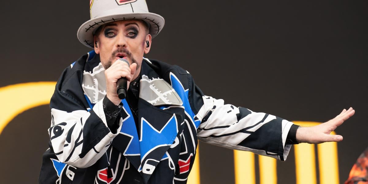 Boy George régóta kiáll az antiszemitizmussal szemben, nemrég
nyilvánosan elítélte azokat az előadókat, akik az Euróvíziós
Dalfesztivál bojkottjára hívták fel a figyelmet pusztán azért, mert a
versenyen részt vett izraeli fellépő is