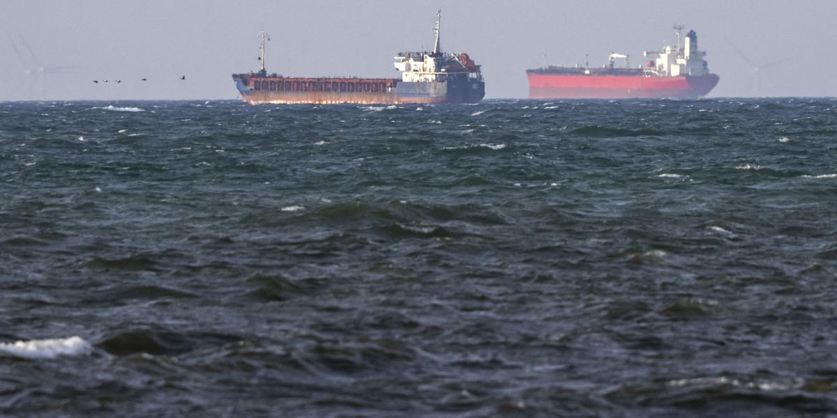 A fedélzetre került Caffa (balra) és Sea Owl I hajók egymás mellett horgonyoztak Trelleborg közelében, Svédországban, 2026. március 13-án