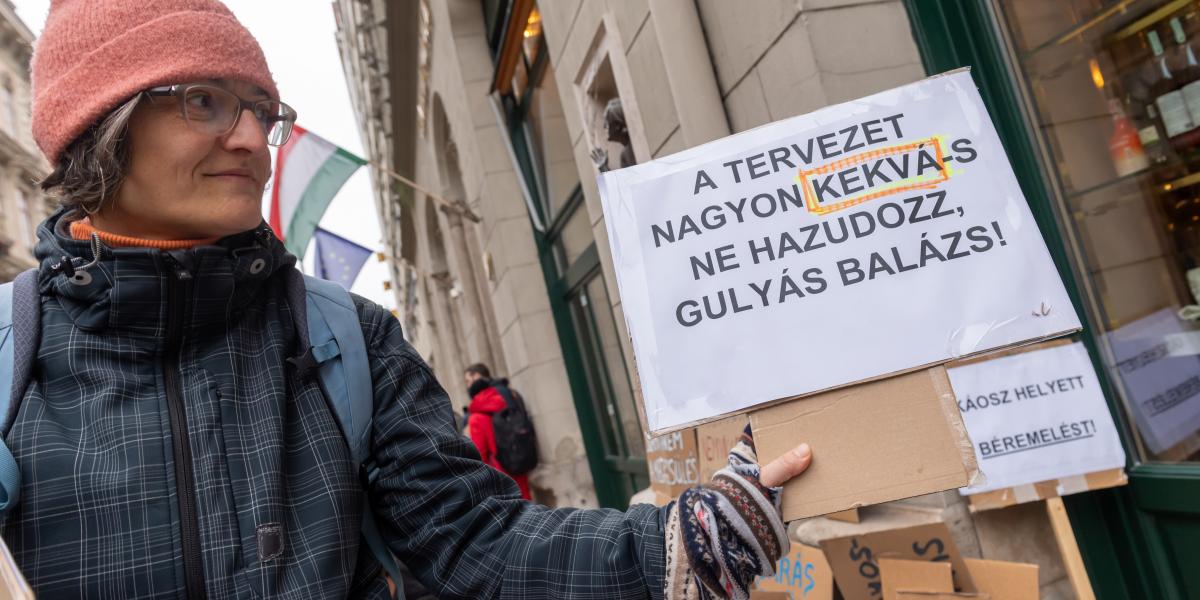 A tudományos dolgozók hiába tiltakoztak, végigvitték az átalakításokat. Most attól tartanak, hogy az ellenkező irányú folyamatban is sokan pórul járnak.