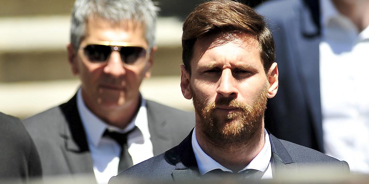 Lionel Messi a háttérben az édesapjával 2016. június 2-án Barcelonában