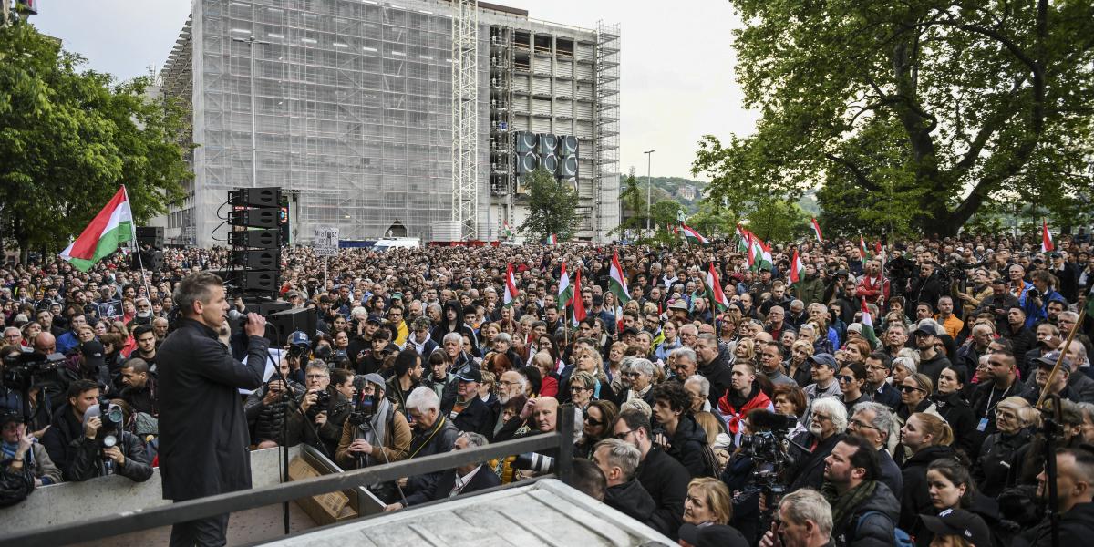 Magyar Pétert hallgatja a tömeg a budapesti Széchenyi téren 2024. április 26-án