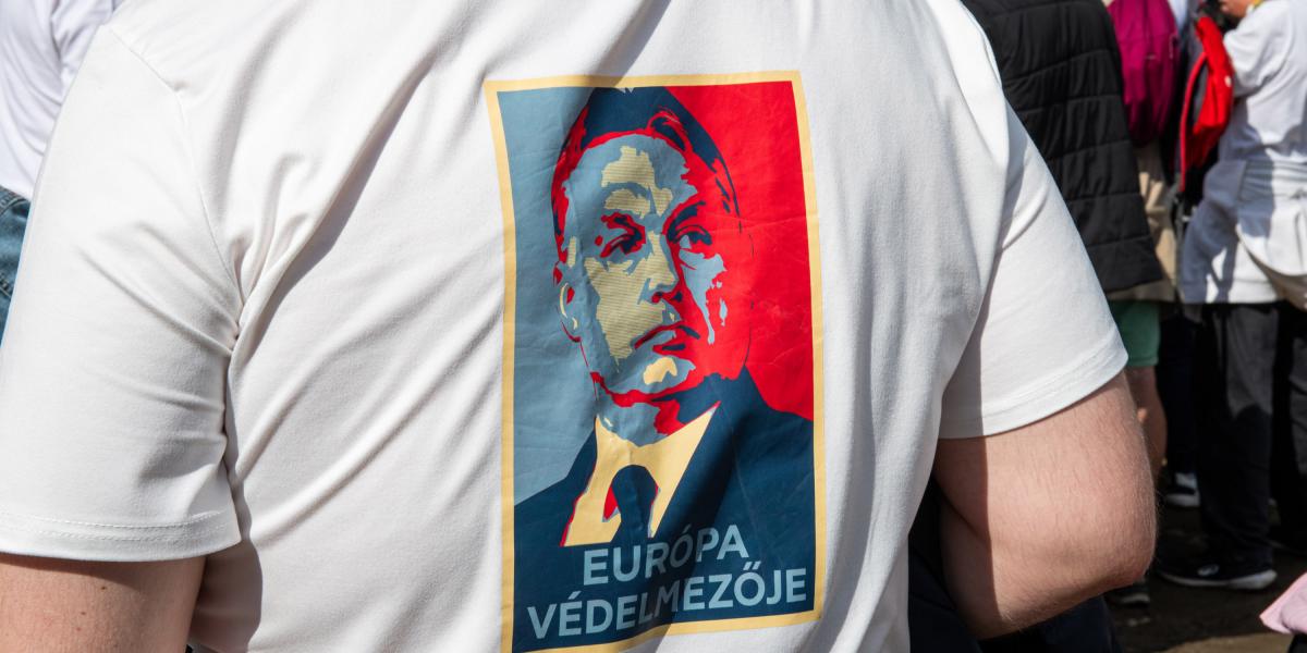 Orbán Viktort Európa védelmezőjeként hirdeti az idei tusványosi fesztivál egyik résztvevője pólója