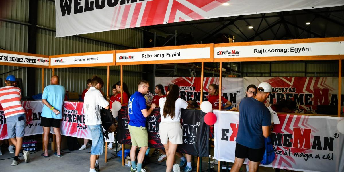 A nagyatádi triatlonverseny regisztrációs pultjai
