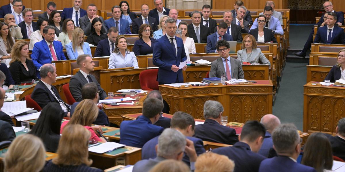 Magyar Péter miniszterelnök napirend előtti felszólalásra válaszol az Országgyűlés rendkívüli ülésén 2026. július 28-án