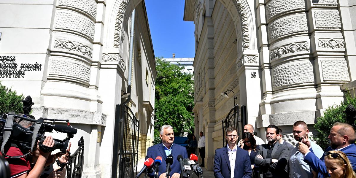 Orbán Viktor és Bóka János az utcán. Bent "nem működött semmi"