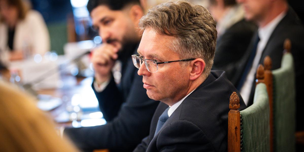 Hankó Balázs 2024-ben miniszterként vonta vissza 38 pályázat megítélt NKA-támogatását, köztük a Lili és a bátorság című darabét is: 800 ezer forintot.