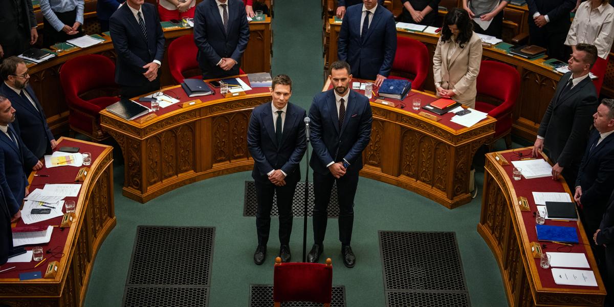 A két fideszes, Hortay Olivér (balra) és Palóc André eskütétele 2026. augusztus10-én