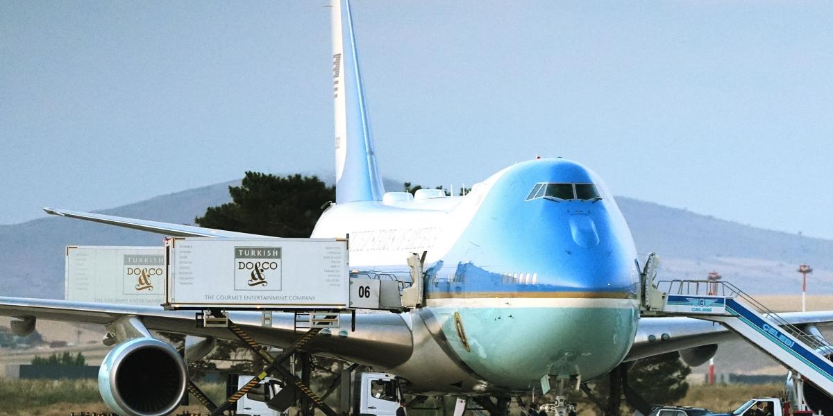 Repülőtéri ételszállító járművek az amerikai elnöki repülőgép, az Air Force One mellett az ankarai nemzetközi repülőtéren július 8-án, amikor Donald Trump hazaindul a NATO-csúcstalálkozóról 