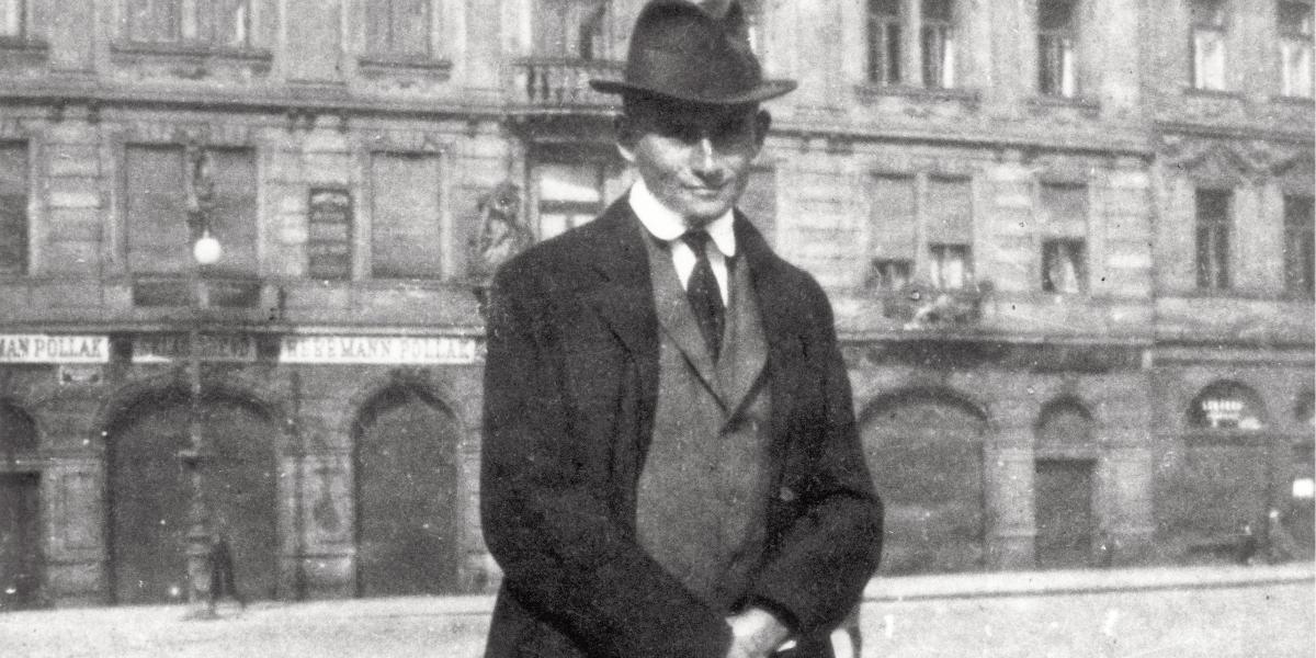 Franz Kafka 1922-ben a szülőháza előtt