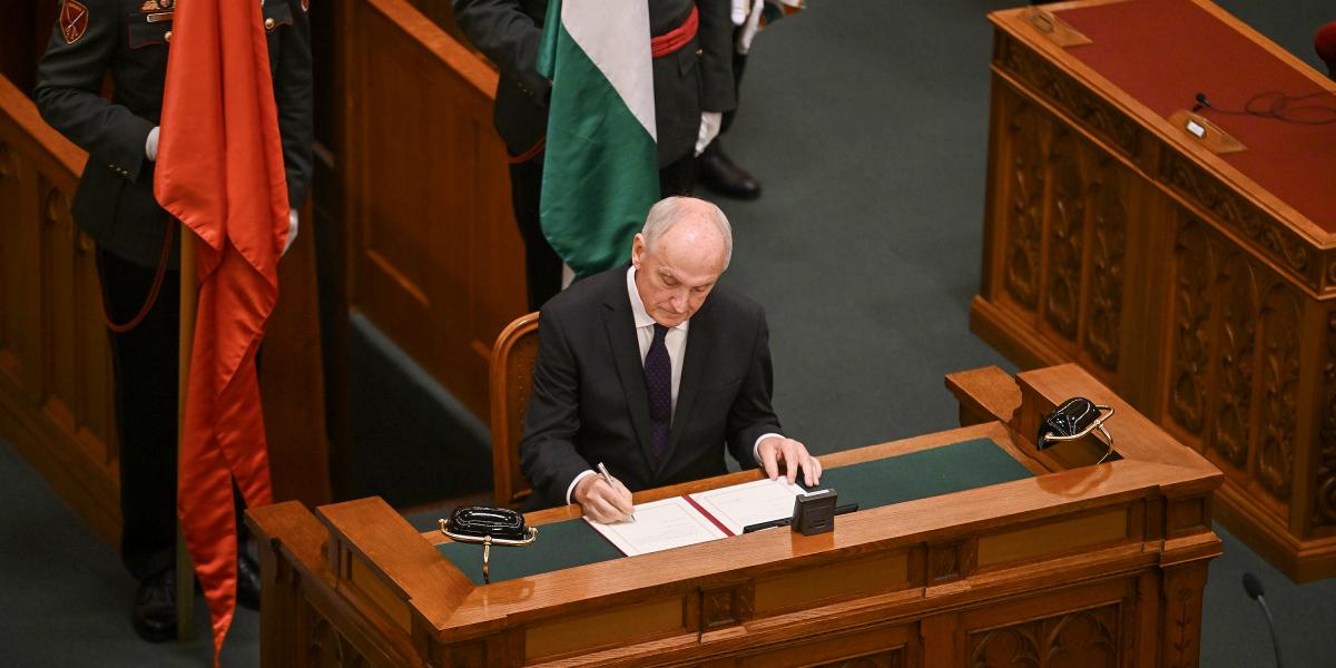 Baka András esküt tesz augusztus 11-én a T. Házban